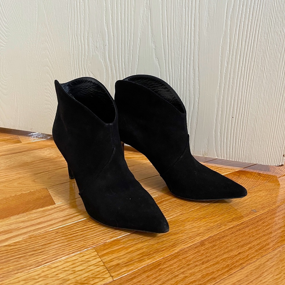 Saint Laurent Paris
Saint Laurent Black Suede Pointed Toe Ankle Booties Size 7.5 - Picture 2 of 8